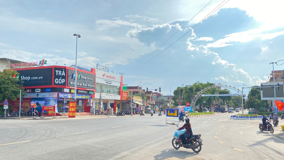 Khu vực đường Nguyễn Trãi hướng cầu Hiếu 1 là trục trung tâm thời trang – dịch vụ - các hệ thống cửa hàng vàng bạc của thị xã Thái Hòa có giá dao động từ 60 triệu/m2 đến 100 triệu/m2
