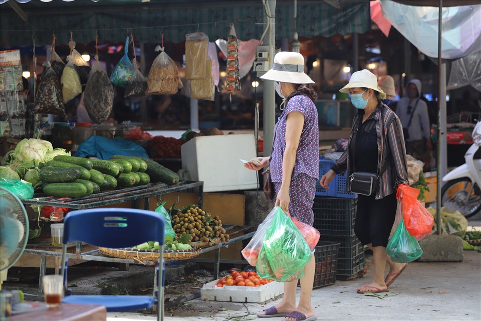 Người dân sẽ đi chợ với tần suất 2 lần/tuần và sử dụng phiếu do chính quyền địa phương cấp. Do đó, ngày 5.8 khu chợ Nghĩa Tân khá vắng vẻ.