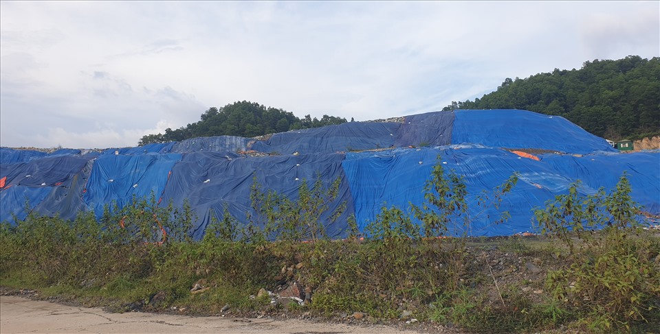 Khu chôn rác thải sinh hoạt tại Trung tâm xử lý chất thải rắn của Công ty INDEVCO. Ảnh: Nguyễn Hùng