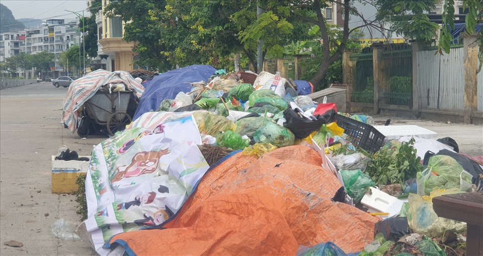 Lượng rác thải sinh hoạt của Hạ Long mỗi ngày là khoảng 300 tấn. Ảnh: Nguyễn Hùng