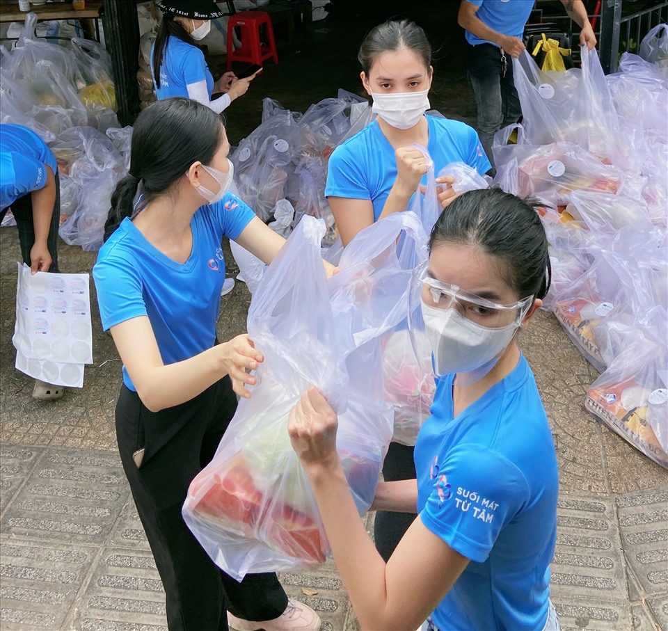 Dàn hậu tự tay vận chuyển lương thực. Ảnh: SV.