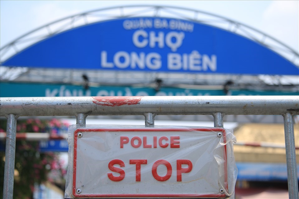 Chợ Long Biên tạm đóng cửa vì có ca nhiễm F0. Ảnh: Hoài Anh