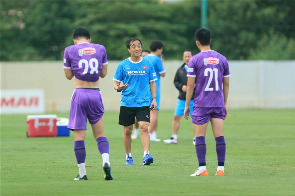 Trợ lý huấn luyện viên Lee Young-jin trực tiếp chỉ đạo các học trò luyện tập khi huấn luyện viên Park Hang-seo vắng mặt. Thầy Park sẽ kết thúc quá trình cách ly và trở lại đội tuyển Việt Nam vào ngày 11.8. Ảnh: VFF