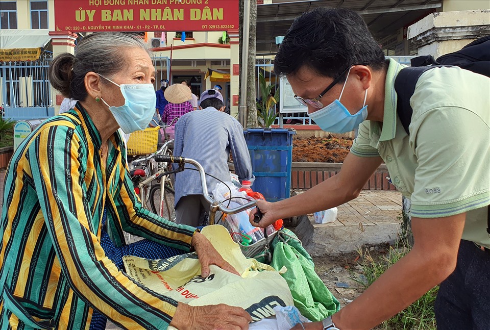 Người bán vé số dạo được các hội, đoàn thể tỉnh Bạc Liêu tặng quà, nhưng chưa được nhận tiền hỗ trợ. Ảnh: Nhật Hồ