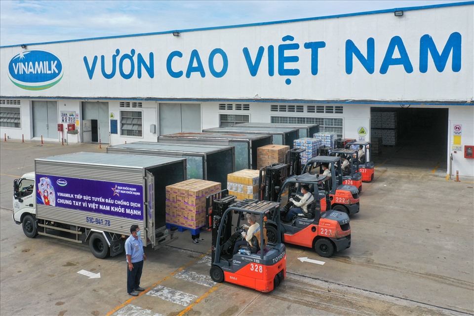 Các chuyến xe với thông điệp “Tuyến đầu khỏe mạnh, vì Việt Nam khỏe mạnh” đã đồng loạt khởi hành mang món quà của nhân viên Vinamilk gửi đến tuyến đầu.