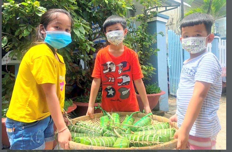 Trẻ em cũng cùng tham gia với người lớn ở Khóm 8, Phường 3, Thành phố Bạc Liêu, tỉnh Bạc Liêu thực hiện các công đoạn nấu bánh tét gửi bà con nơi đô thành đang gặp khó khăn.