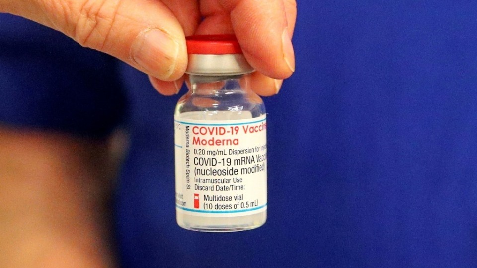 Lọ vaccine COVID-19 Moderna tại điểm tiêm chủng ở Reading, phía tây London, Anh. Ảnh: AFP