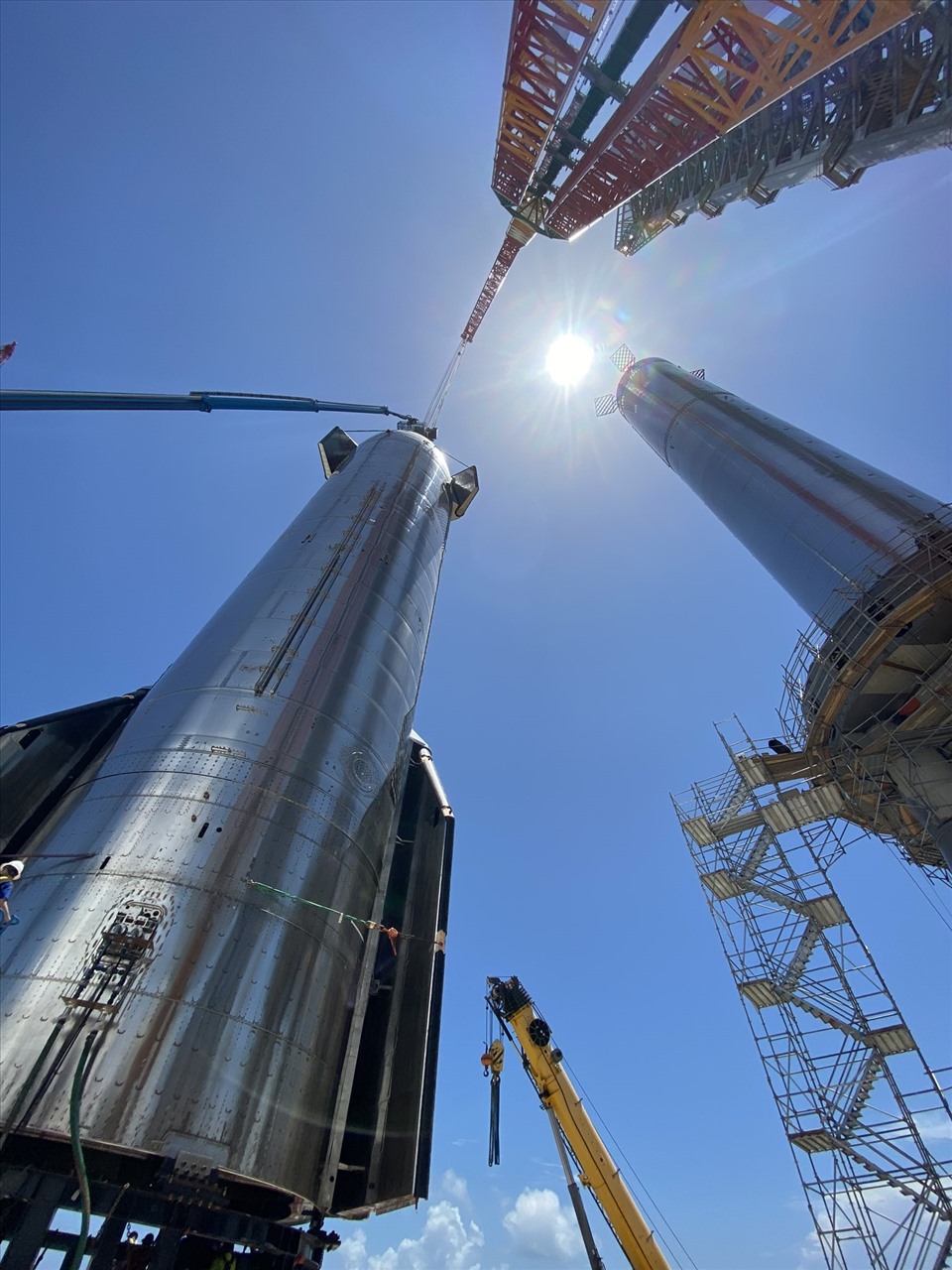 Tên lửa Super Heavy của SpaceX được đưa tới bệ phóng cho chuyến bay thử nghiệm quỹ đạo. Ảnh: Elon Musk