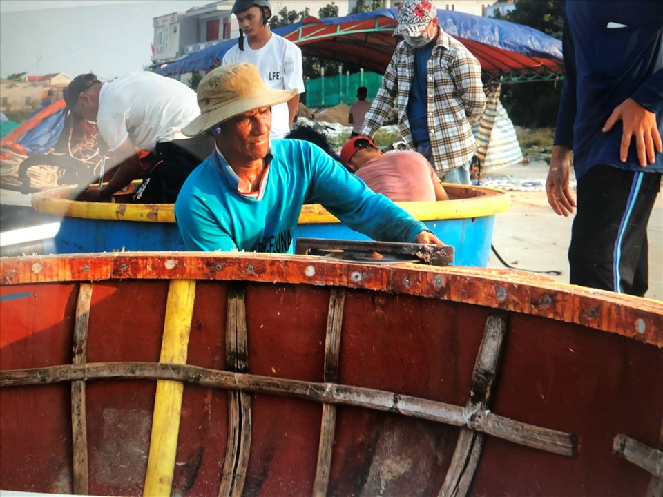 Tín dụng chính sách giúp nông dân trên đảo Lý Sơn sửa sang lại tàu thuyền đánh bắt hải sản.