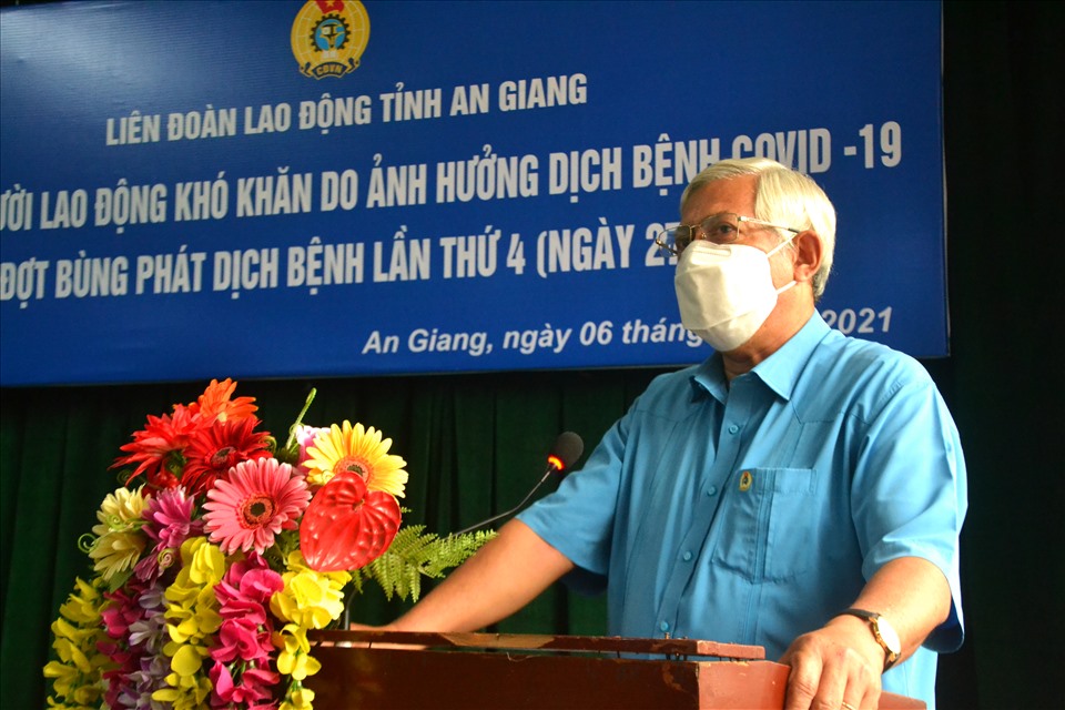 Chủ tịch LĐĐ tỉnh An Giang Nguyễn Thiện Phú phát biểu tại lễ trao hỗ trợ người lao động. Ảnh: LT
