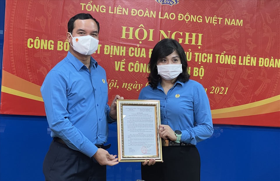 Chủ tịch Tổng LĐLĐVN Nguyễn Đình Khang trao Quyết định cho bà Thái Quỳnh Mai Dung. Ảnh: Việt Lâm