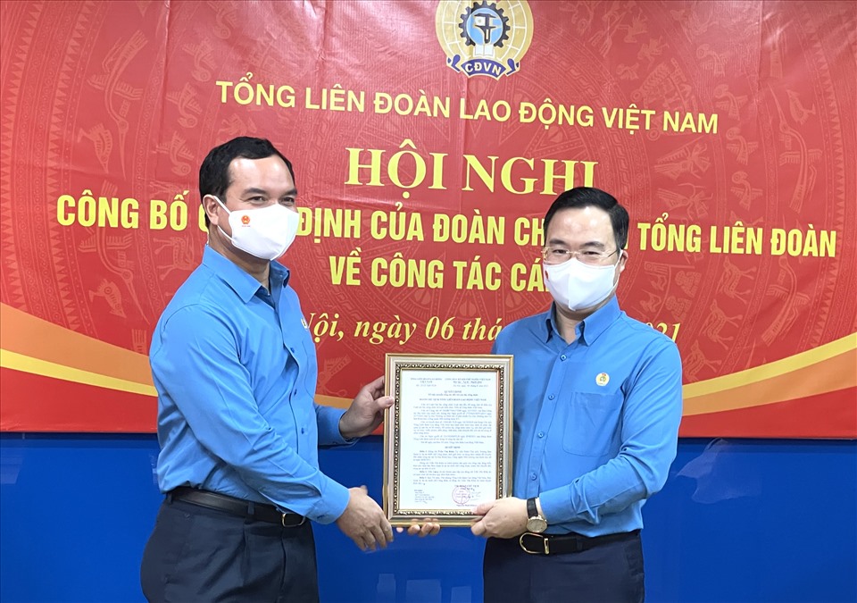 Chủ tịch Tổng LĐLĐVN Nguyễn Đình Khang trao quyết định cho ông Trần Văn Khải (bên phải ảnh). Ảnh: Việt Lâm