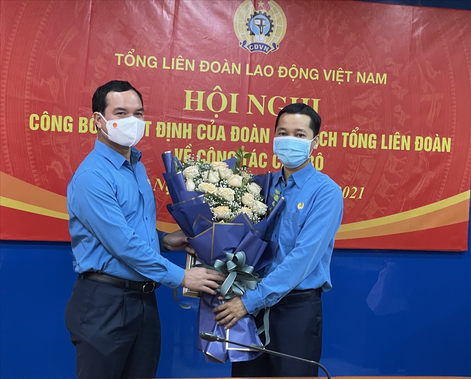 Chủ tịch Tổng LĐLĐVN Nguyễn Đình Khang tặng hoa chúc mừng ông Nguyễn Đức Thịnh (bên phải ảnh). Ảnh: Việt Lâm