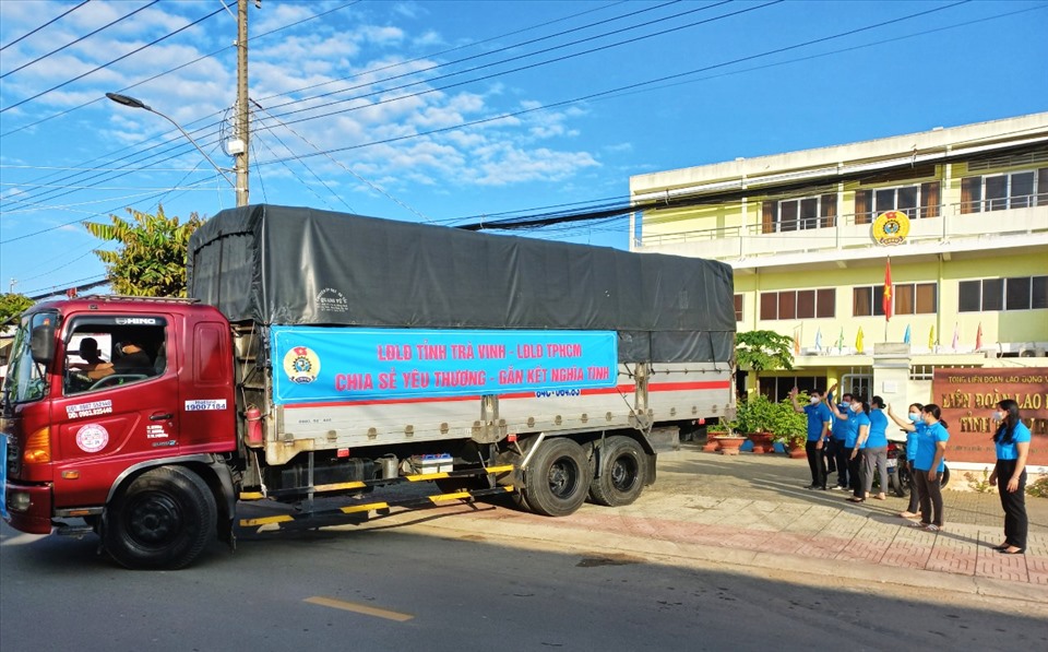 Chuyến xe nghĩa tình đưa hàng hóa, nhu yếu phẩm hỗ trợ cho người dân Trà Vinh ở TP.HCM gặp khó khăn do dịch COVID-19. Ảnh: TR.L.