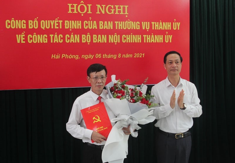 Đồng chí Đỗ Mạnh Hiến, Phó Bí thư Thường trực Thành ủy trao Quyết định và tặng hoa cho ông Lê Đức Trí - Tân Phó Ban Nội chính Thành ủy. Ảnh Cổng TTĐT Hải Phòng