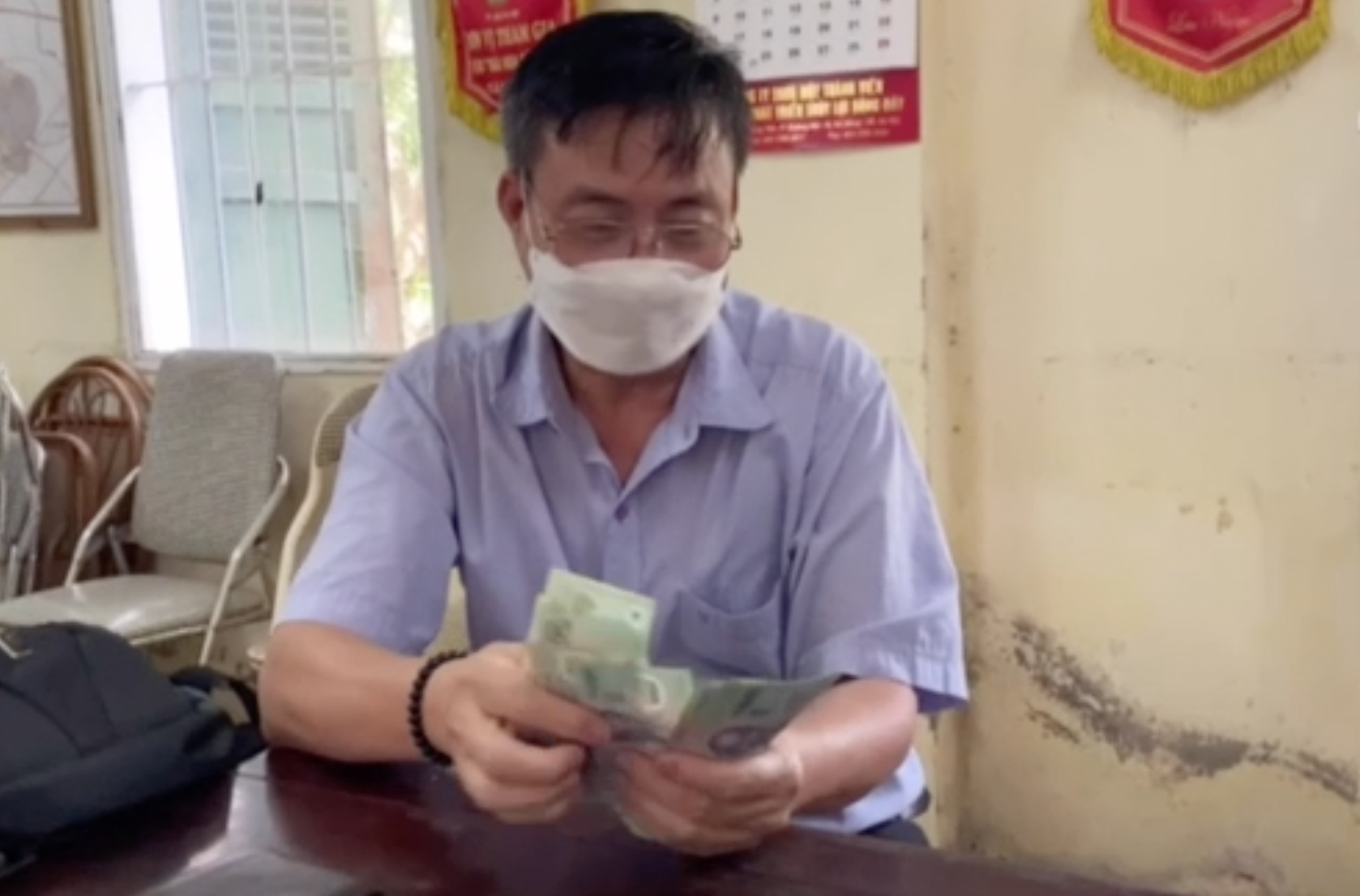 Đã công tác trong ngành thuỷ lợi Hà Nội 38 năm, từ năm 2016 đến nay, năm nào ông Chinh cũng bị nợ lương. Sau khi Báo Lao Động lên tiếng, ngày 6.8, ông Chinh đã nhận được 9,8 triệu đồng tiền lương 2 tháng (5-6.2021). Ảnh: CNCC