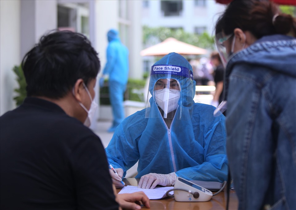 Nhiều cư dân người Việt cũng như rất đông người nước ngoài cũng tình nguyện tham gia hỗ trợ để việc tiêm vaccine được diễn ra thuận lợi và nhanh chóng nhất.