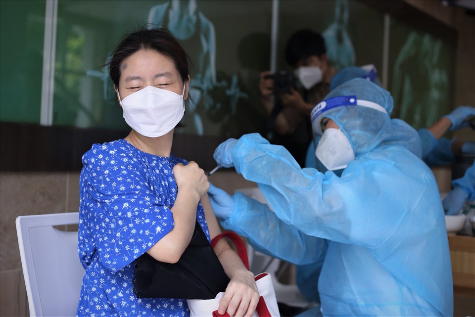 Bà Kim Young A  cho biết: “Người Việt Nam đã rất vất vả nên tôi muốn góp một chút công sức vào công cuộc chống dịch. Tôi rất cảm ơn Việt Nam đã hỗ trợ tiêm vaccine phòng COVID-19 cho người nước ngoài như chúng tôi. Điều quan trọng nhất vào lúc này là phải chấp hành quy định của Chính phủ để dịch bệnh sớm được đẩy lùi“.