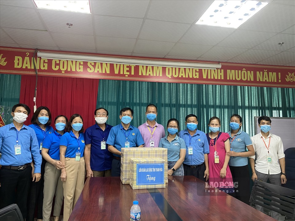 Đoàn công tác trao tặng những thùng khẩu trang, nước sát khuẩn cho đại diện công ty, nhằm chung tay phòng, chống dịch COVID-19.