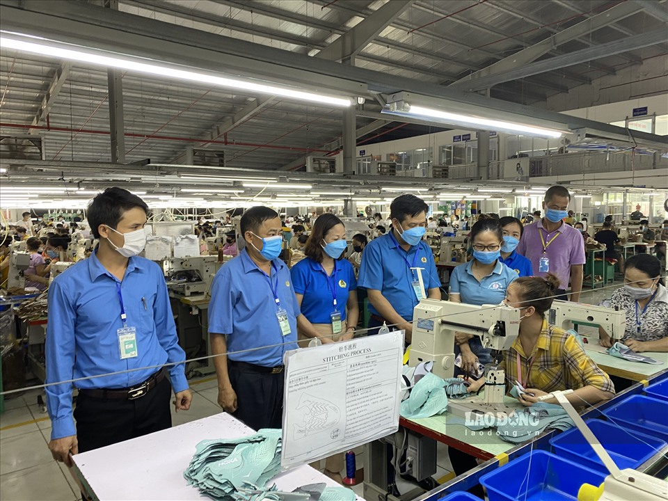 Ông Mai Bá Nam - Phó Chủ tịch LĐLĐ tỉnh Thanh Hóa cùng đoàn công tác kiểm tra công tác phòng dịch và thăm hỏi động viên công nhân lao động tại xưởng làm việc.