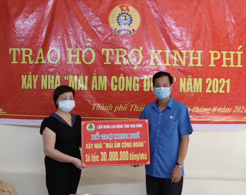 Phó chủ tịch thường trực Liên đoàn Lao động tỉnh Thái Bình - Nguyễn Thái Dương trao kinh phí hỗ trợ xây nhà cho đoàn viên Nguyễn Thị Thu Hương. Ảnh: Bá Mạnh