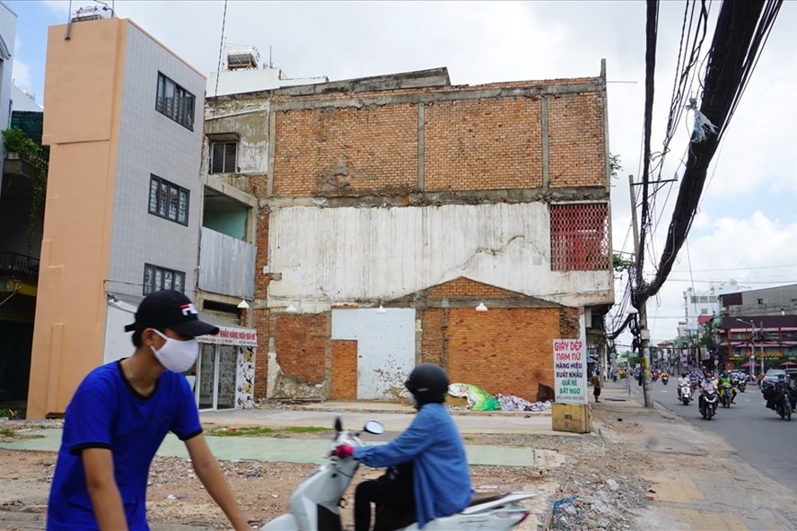 Nhà dân ở gần ngã tư Bảy Hiền, quận Tân Bình (TPHCM) giao đất để xây dựng tuyến metro số 2. Ảnh: Minh Quân