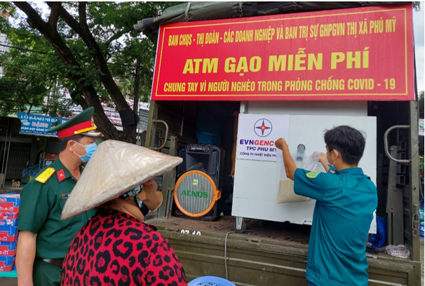 Công ty Nhiệt điện Phú Mỹ phối hợp hỗ trợ gạo miễn phí bằng hình thức cây ATM gạo. Ảnh:  Công ty Nhiệt điện Phú Mỹ cung cấp.