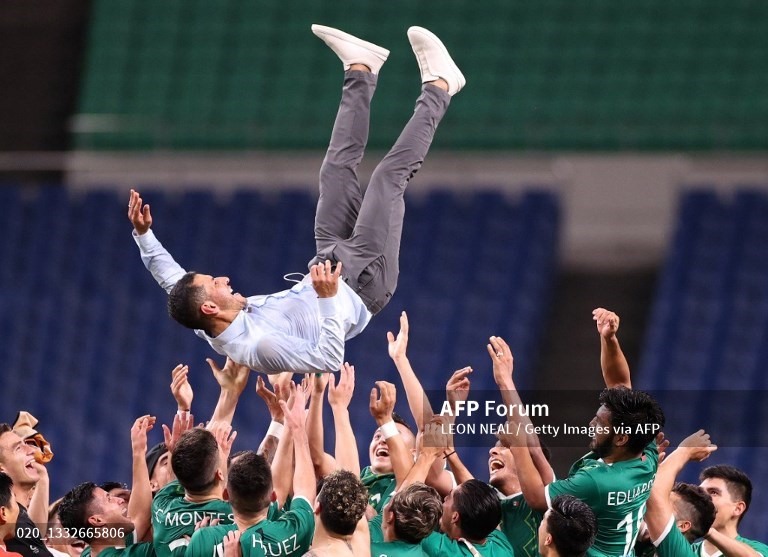 U23 Mexico tung hô huấn luyện viên Lozano sau khi đoạt Huy chương đồng. Mexico đã thể hiện phong độ rất tốt tại Olympic Tokyo năm nay. Tại bán kết, họ chỉ thua Brazil sau loạt đá luân lưu 11m. Ảnh: AFP.