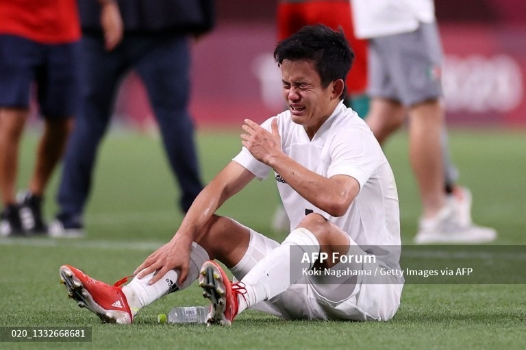 Tiền vệ Takefusa Kubo ngồi bệt xuống sân, khóc rất lâu. Kubo đang thuộc biên chế của Real Madrid, anh đã chơi rất hay tại vòng bảng khi ghi được 3 bàn thắng. Tuy nhiên ở giải đấu lớn đầu tiên cùng U23 Nhật Bản, anh đã không có được tấm huy chương trên sân nhà. Ảnh: AFP.
