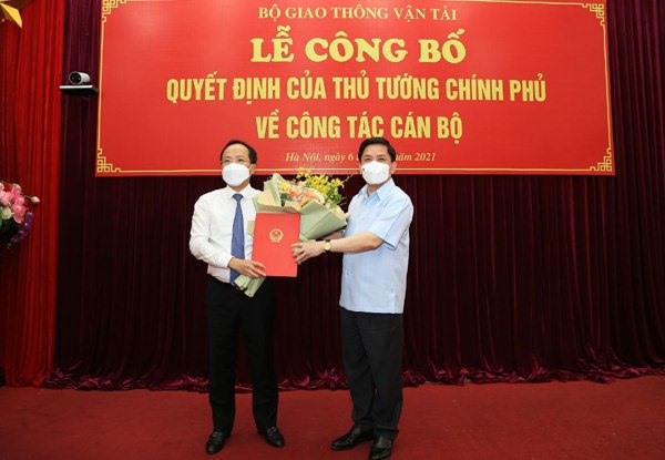 Bộ trưởng Bộ GTVT Nguyễn Văn Thể trao quyết định bổ nhiệm cho tân Thứ trưởng Nguyễn Duy Lâm. Ảnh: GT