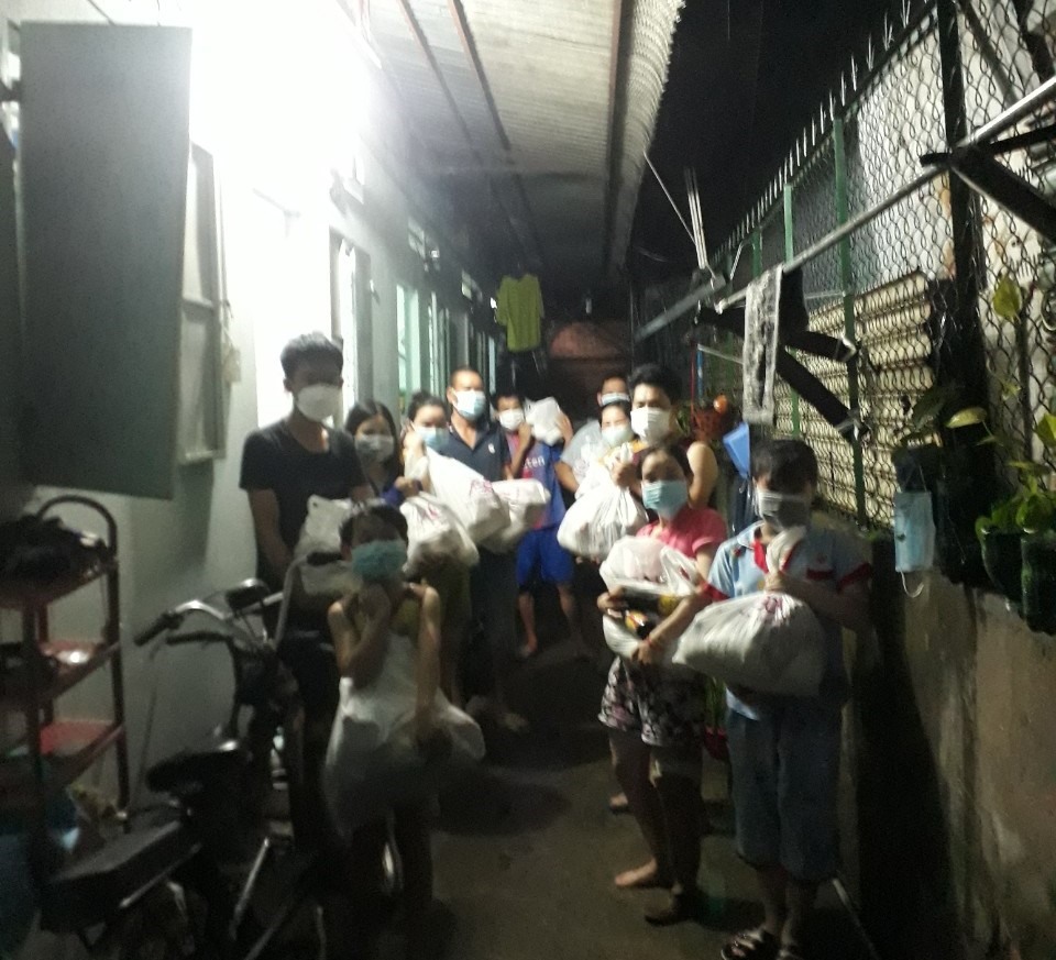 Nhóm công nhân lao động ở phường Phú Lợi, Thủ Dầu Một hết gạo được mạnh thường quân và địa phương hỗ trợ.
