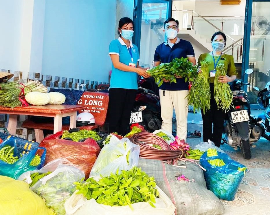 Tại thành phố Cà Mau, tỉnh Cà Mau với tên gọi ” Bếp 0 đồng“, hàng ngày hỗ trợ hàng ngàn suất cơm cho người dân gặp khó khăn do ảnh hưởng dịch bệnh COVID-19.