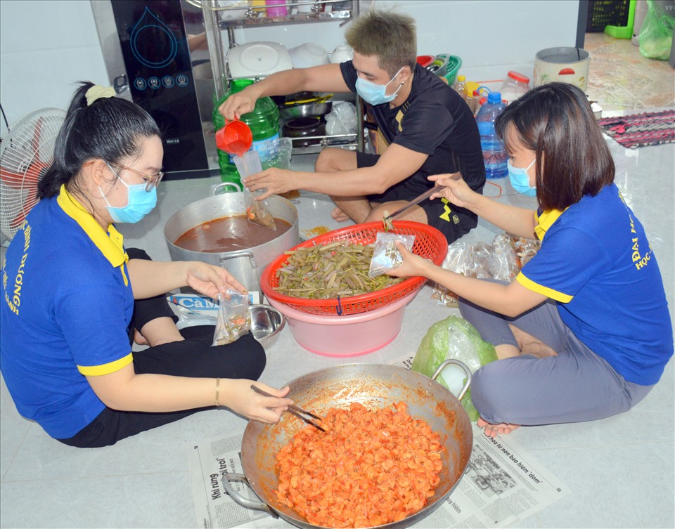 Một bếp ăn 0 đồng tại Phường 8, Thành phố Cà Mua hàng ngày cung cấp trên 300 suất ăn cho người nghèo, người khó khăn.