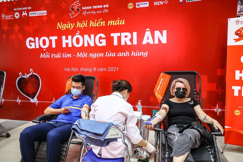Cả người nước ngoài cũng tham gia hiến máu tình nguyện.