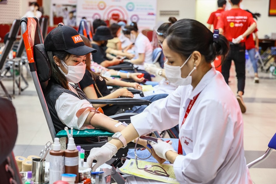 Nhiều người dân Hà Nội không ngại giãn cách, đi hiến máu vì người bệnh.