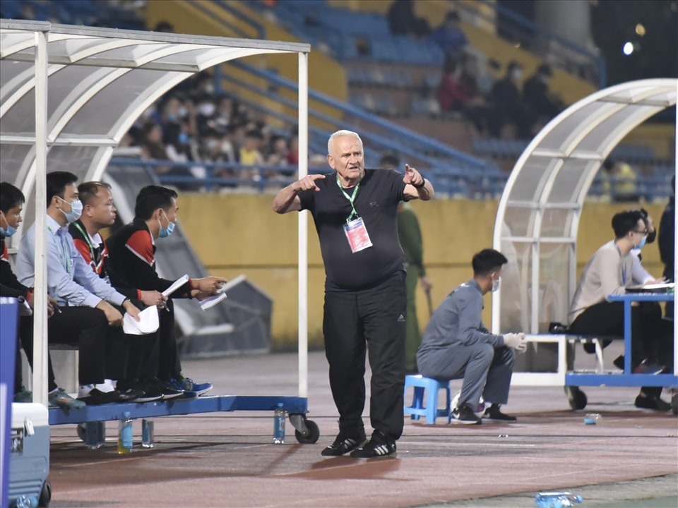 Huấn luyện viên Petrovic chủ động đề xuất giảm lương