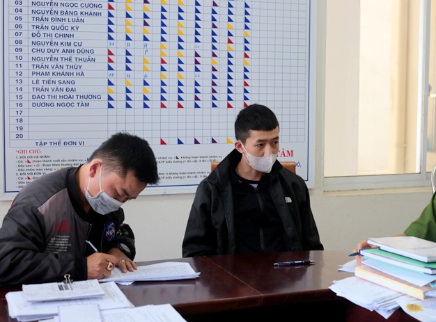 2 thanh niên thực hiện vụ trộm cắp ở Bệnh viện Đa khoa tỉnh Lâm Đồng vừa bị công an bắt giữ để điều tra, làm rõ vụ việc. Ảnh: Bảo Lâm