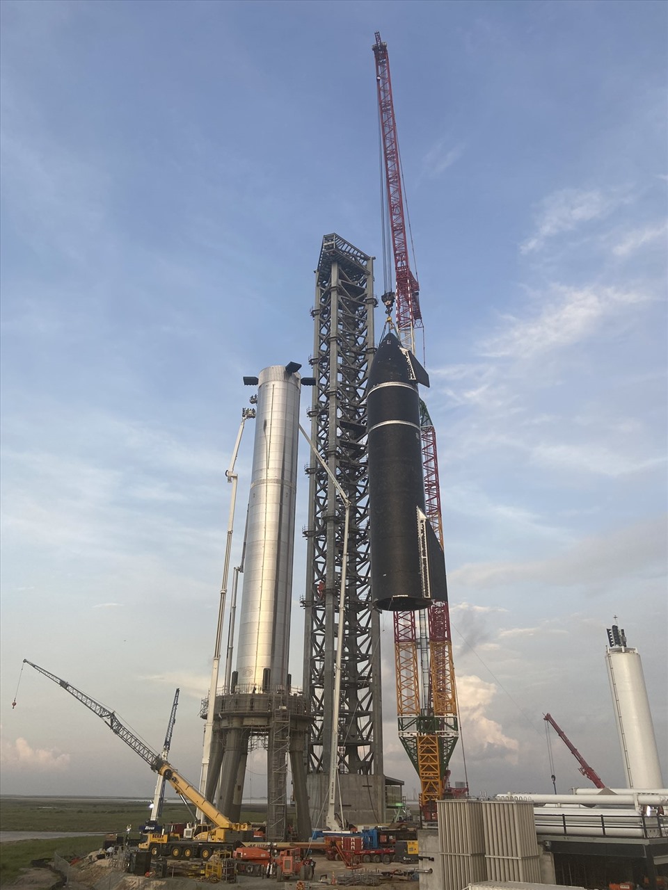 Quá trình xếp tàu vũ trụ Starship lên tên lửa Super Heavy của SpaceX đã hoàn tất. Ảnh: Elon Musk