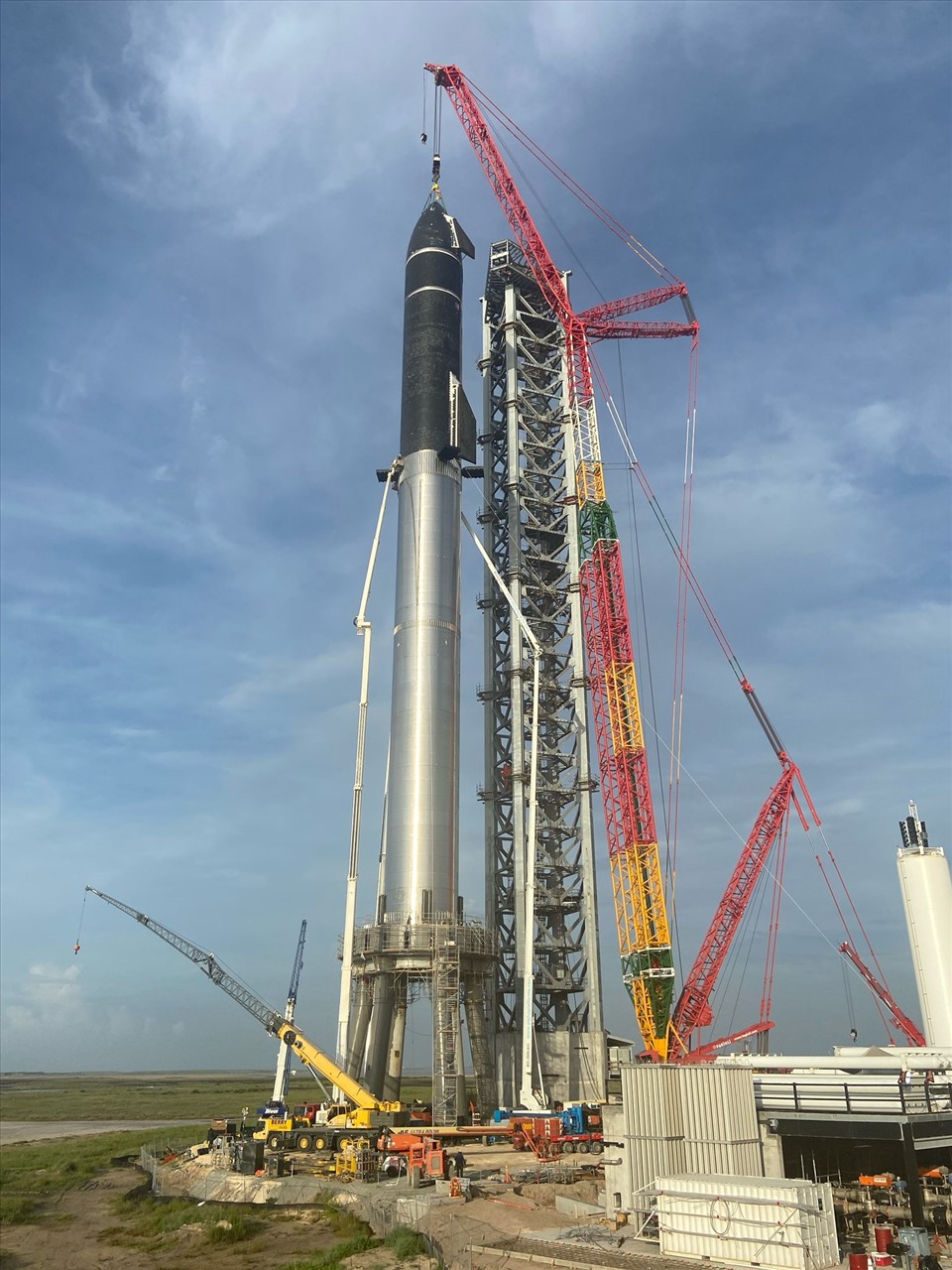Quá trình xếp tàu vũ trụ Starship lên tên lửa Super Heavy của SpaceX đã hoàn tất. Ảnh: Elon Musk