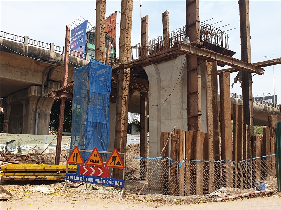 Công nhân thi công dự án cầu Vĩnh Tuy giai đoạn 2 trong điều kiện thời tiết nắng nóng.