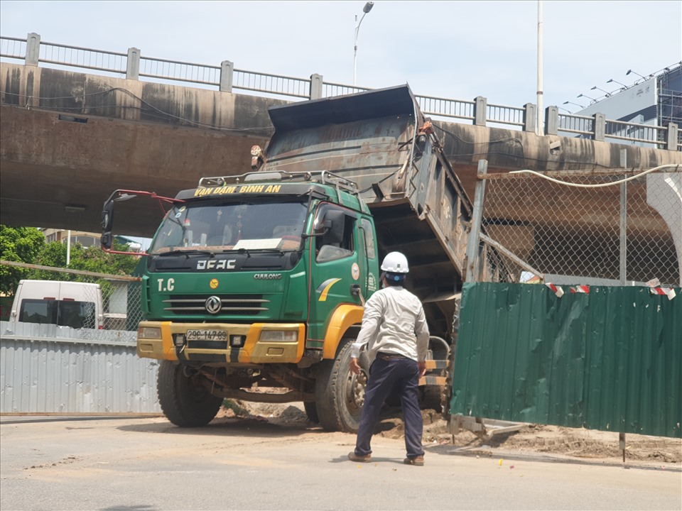 Công nhân thi công dự án cầu Vĩnh Tuy giai đoạn 2 trong điều kiện thời tiết nắng nóng.