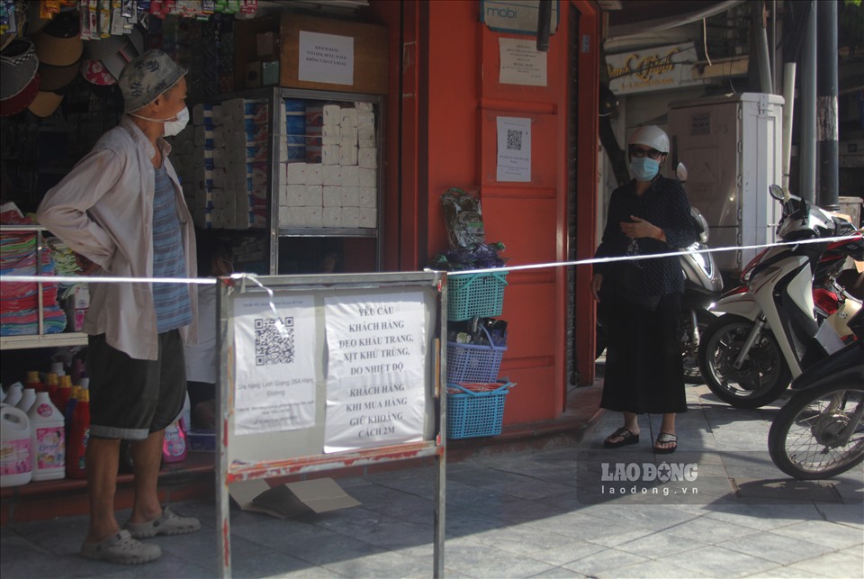 Cửa hàng tạp hóa ở phố Hàng Đường (Hoàn Kiếm, Hà Nội) cũng đã tiến hành giăng dây và dán yêu cầu người dân thực hiện nghiêm túc khuyến cáo “5K” khi vào mua hàng.