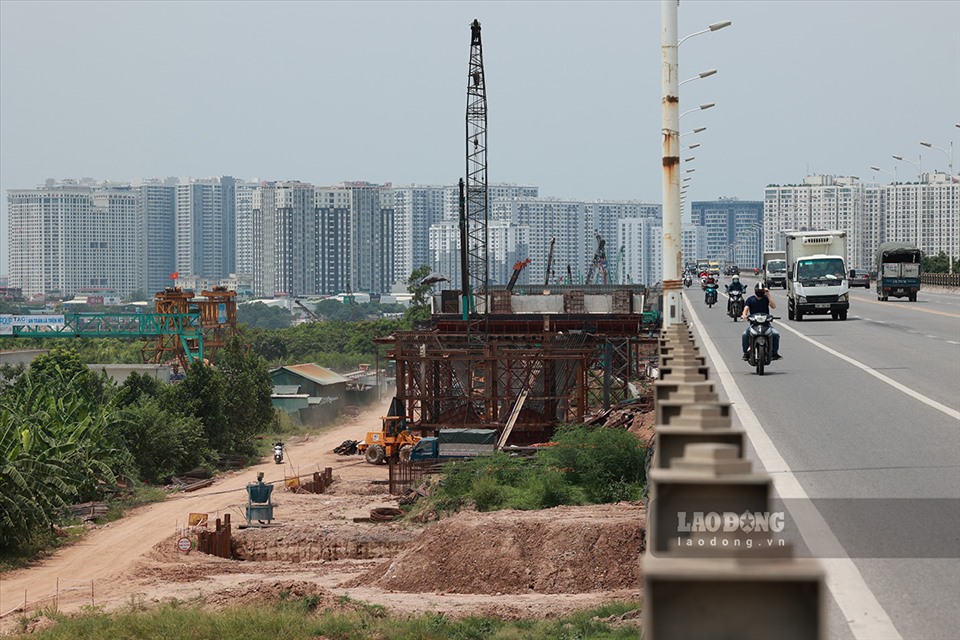 Là công trình trọng điểm, cấp bách được phép thi công trong thời gian giãn cách xã hội, việc an toàn phòng, chống dịch tại công trường xây dựng cầu Vĩnh Tuy giai đoạn 2 được đặt lên hàng đầu.