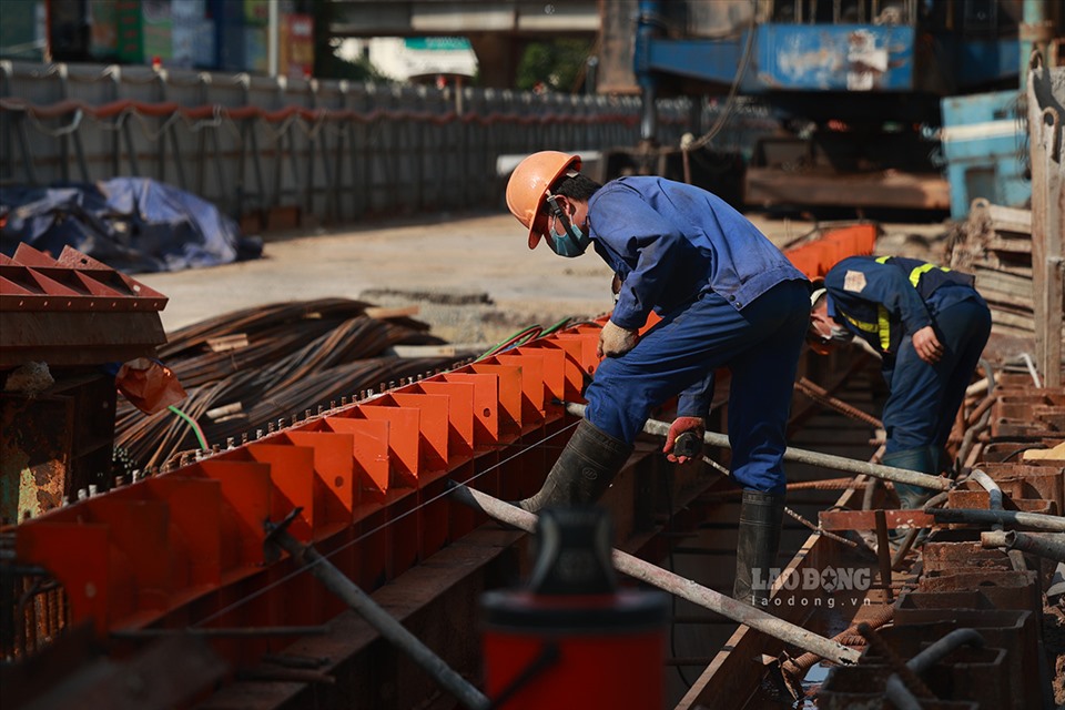 Dự án đang triển khai thi công 4 mũi gồm: Làm tường chắn bên phải đường Tố Hữu, ép cọc bê tông đại trà, cọc thử rào tĩnh và thi công trạm bơm ở gầm cầu đường Vành đai 3.