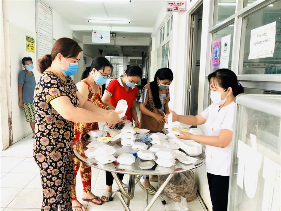 Nhân viên trung tâm y tế Thị xã Vĩnh Châu chuẩn bị các phần ăn. Ảnh: Anh Khoa
