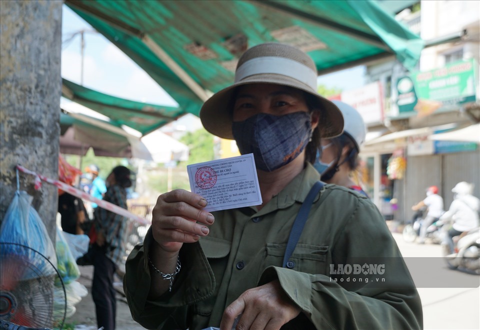 Phường Nhật Tân (Tây Hồ, Hà Nội) là phường đầu tiên phát thẻ đi chợ cho người dân. Mỗi tuần, mỗi hộ có thể đi chợ 4 lần, luân phiên vào một khung giờ nhất định theo ngày chẵn hoặc lẻ và chủ nhật.
