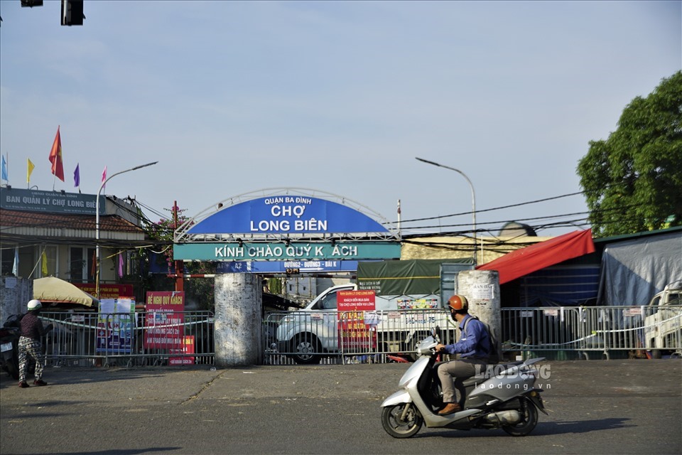 Trong thời gian giãn cách, nhiều chợ, siêu thị tại Hà Nội đã ghi nhận các ca mắc COVID-19. Chẳng hạn chợ Long Biên đã phải tạm thời phong toả do ghi nhận F0. Ảnh: Tùng Giang