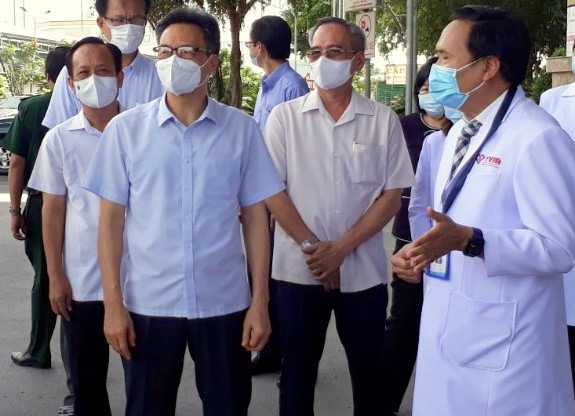 Phó Thủ tướng Vũ Đức Đam kiểm tra cơ sở chuẩn bị đưa vào điều trị COVID-19 tại Thành phố Bạc Liêu, tỉnh Bạc Liêu. Ảnh: Nhật Hồ
