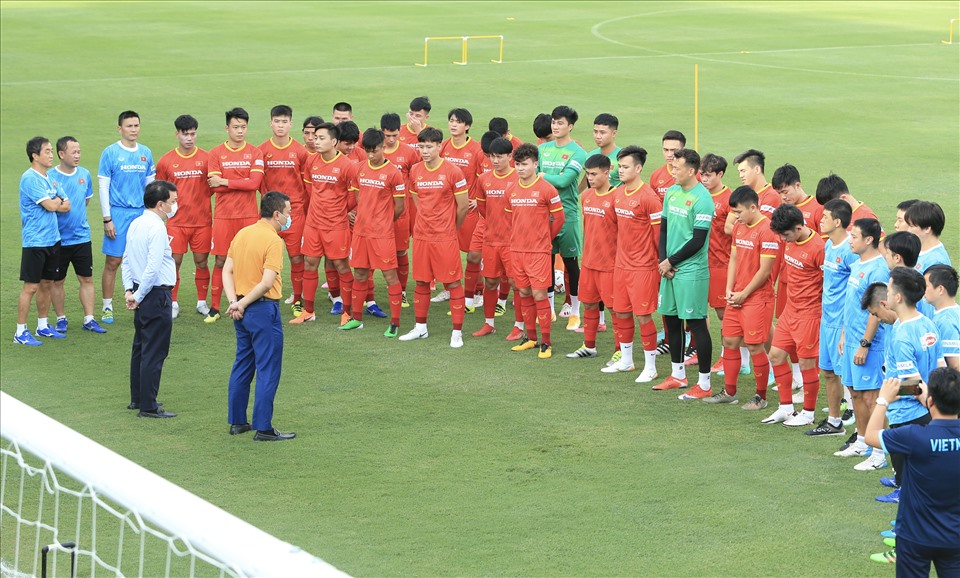 Đội tuyển Việt Nam bước vào buổi tập luyện thứ 3 trong đợt tập huấn hướng đến vòng loại thứ 3 World Cup 2022. Trước thềm buổi tập, thay mặt lãnh đạo Liên đoàn bóng đá Việt Nam, Phó chủ tịch thường trực Trần Quốc Tuấn đã biểu dương tinh thần các thành viên ban huấn luyện cùng các cầu thủ tuyển Việt Nam. Ảnh: VFF
