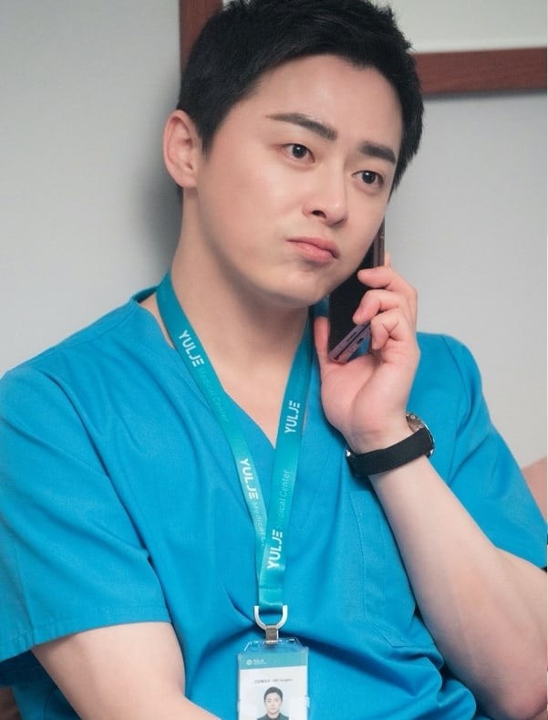 Viện Nghiên cứu Kinh doanh Hàn Quốc vừa công bố bảng xếp hạng danh tiếng thương hiệu tháng này cho các diễn viên truyền hình thông qua sự lựa chọn của khán giả, mức độ phủ sóng trên các phương tiện truyền thông, độ phổ biến trong cộng đồng... Kết quả Jo Jung Suk - tài tử đóng vai chính trong “Hospital Playlist 2” của tvN, đứng đầu danh sách với chỉ số danh tiếng thương hiệu là 4.400.461. Điểm tích cực trong tháng của nam diễn viên là 83,52%. Ảnh: Cắt phim.